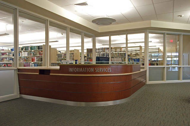 Picture of JABSOM Health Sciences Library Information Desk
